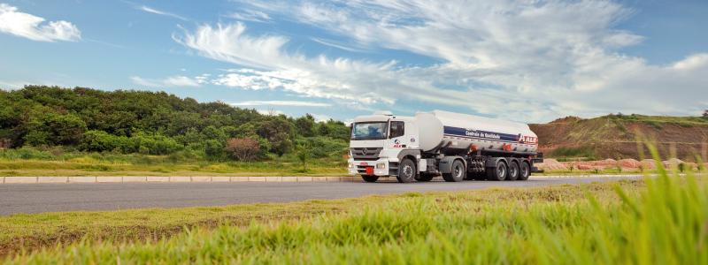Den omfattande styrmedelsutredningen som nyligen presenterades innehåller flera förslag för att nå Sveriges klimatmål. Samtidigt varnar delar av transportbranschen för att hög elskatt riskerar att bromsa elektrifieringen av tung trafik. Foto: Ale sat / Unsplash