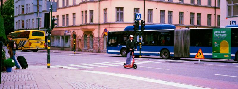 Elsparkcykel i Stockholm. Foto: annie spratt/Unsplash