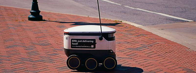 En leveransrobot för mat på väg att korsa gatan i North Carolina, USA Foto: leiada krozjhen/unsplash