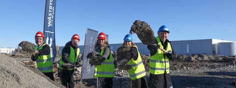 Ett första symboliskt spadtag har tagits för Enköping Logistikcenter. Foto: Genestas