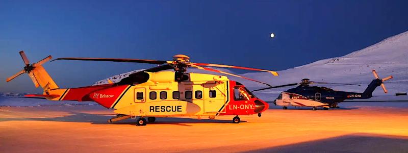 Två parkerade S-92-helikoptrar vid Bristows bas i Hammerfest, där helikoptertrafik och räddningsberedskap ska fortsätta enligt det nya avtalet. Foto: Bristow Norway
