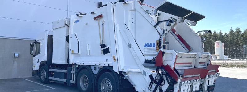 Den eldrivna sopbilen ska tömma kärl i flerbostadshus i centrala Eskilstuna med omnejd. Foto: Eskilstuna Energi och Miljö