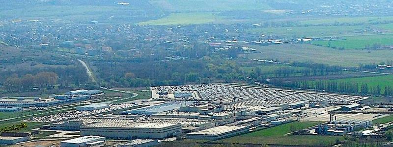 Zuzukis bilfabrik i Esztergom i Ungern. Foto: Wikipedia Common. Kredit: Villy