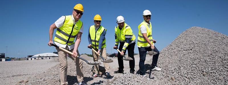 De som höll i spadarna var Karl-Johan Blank, ägare Jula Holding, Lennart Karlsson, VD Jula Logistics, Adam Johansson, kommunstyrelsens ordförande i Falköpings kommun, samt Peter Lennartsson, VD Skeppsviken (byggare). Foto: Jula logistics