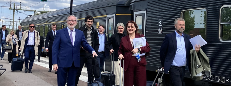Pat Cox tillsammans med representanter från EU-kommissionen och Kombi-Consult GmbH för att studera korridorens betydelse för försvar, industri och europeisk beredskap Foto: Oslo-Sthlm 2.55