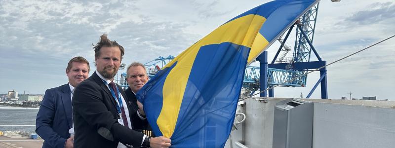 Finnlines Line Manager Antonio Raimo, VDn för Finnlines Ship Management AB Thomas Doepel och fartygets befälhavare Jan Isberg, tillsammans med regionstyrelsens ordförande i Skåne Carl Johan Sonesson genomförde cermonin. Foto: Finnlines