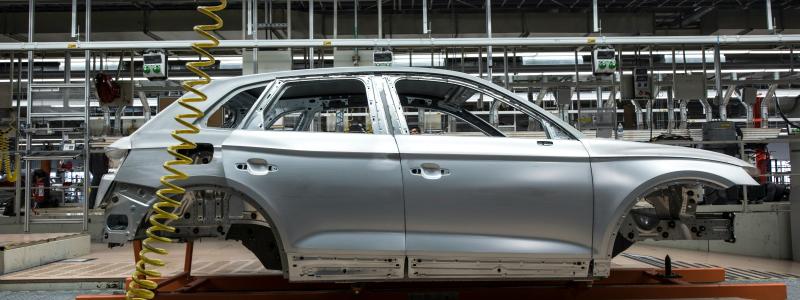 Ska verkligen Europas politiker med öppna ögon riskera att köra den europeiska fordonsindustrin som är en motor för tillväxt och välstånd i diket. Detta  samtidigt som europas globala konkurrenter, USA och Kina, fortsätter att dominera marknaden, frågar sig Bo Ericsson. Foto: carlos aranda/unsplash