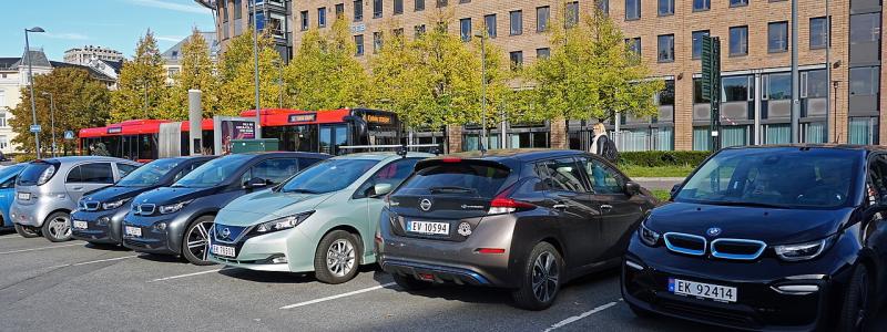 En exklusiv parkeringsplats med gratis laddning för elbilar i Oslo. Foto: Wikipedia Common Lic, kredit: Mariordo (Mario Roberto Durán Ortiz)