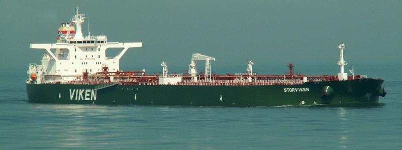 Fartyget Eventin, tidigare Storviken, är en dubbelbottnad tanker som är 274,4 meter lång och 48 meter bred. Bilden visar när fartyget anländer till Rotterdam. Dess transportkapacitet är cirka 175 000 kubikmeter. Fartyget drivs av en sexcylindrig tvåtakts dieselmotor av typen 6S70ME-C från MAN med en effekt på 17 640 kilowatt, som driver en ställbar propeller. Fartygets toppfart är omkring 16 knop. Foto: Wikipedia Common Lic: kredit: AlfvanBeem -