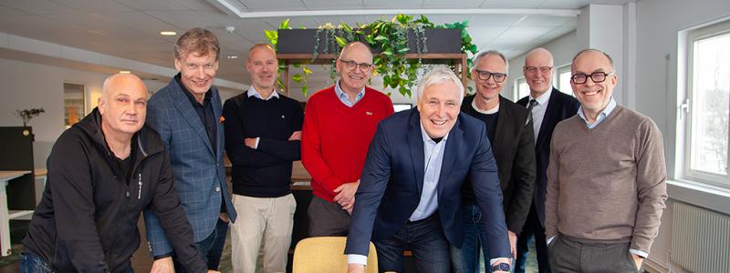 Johan Ragnar på Ragnars i Forserum (längst till vänster) som har deltagit i tidigare projekt. Vid pressträffen hos Ragnars i Forserum deltog även Claes Johansson vd för Nässjö Näringsliv, Peter Wärnbring vd för Ragnars i Forserum, Stefan Brolin, projektledare på Tekniska Högskolan, Jönköping University, Matz Magnusson, Projektledare för Evolve 2.0, Patrik Holst näringslivsutvecklare, Jönköpings kommun, Johan Thorsell näringslivschef, Vaggeryds kommun och Sven Rydell, näringslivschef Jönköpings kommun. Foto: Nässjö Näringsliv