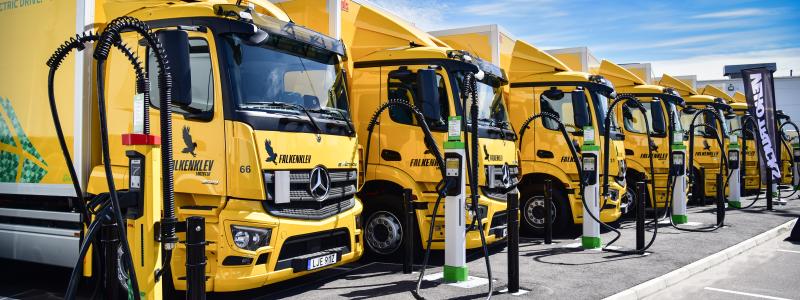 Falkenklev Logistik i Malmö är kanske landets mest elektrifierade åkeri. Nyligen invigdes fas två av företagets publika laddpark i Malmö med laddplats för 38 tunga lastbilar. Foto: Mercedes-Benz