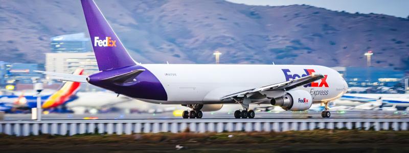FedEx Boeing 767F lyfter från bana 1R på San Francisco International Airport. Foto: Hieu/Unsplash