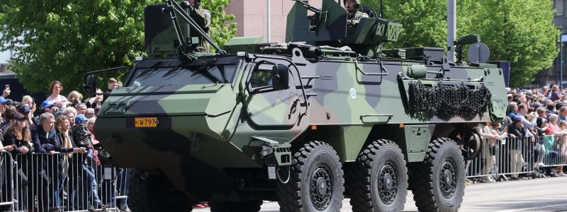 Finska försvarsmaktens flaggdagsparad 2022 med Patrias 6x6 XA-300 APC. . Foto: Wikipedia Common Lic. Kredit: MKFI