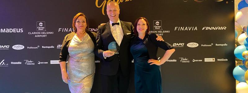 Marco Palmu, chef för Finnlines passagerarservice, Satu Hirvenoja, försäljningschef, och Mira Alhonen, marknadschef, som båda representerar Finnlines passagerarservice, tog emot priset för Årets transportbolag. Foto: Finnlines Plc.