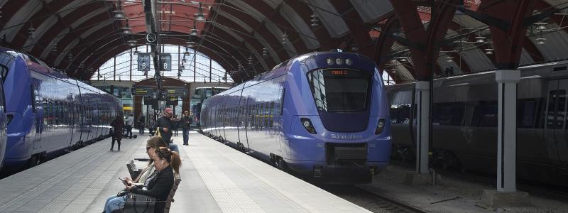 Utredningen föreslår även att systemet för flygpassageraruppgifter breddas till att omfatta resor med färja, tåg och buss till och från Sverige. Foto: Phil Richards/Wikimedia Commons/https://commons.wikimedia.org/wiki/File:09.05.22_Malm%C3%B6_Centralstation_X61_062_(52094468370).jpg