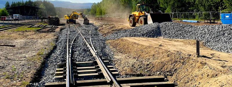 Signaltekniska arbeten utfördes nyligen på Kongsbergs station. Detta ledde till en enklare och effektivare körning av tågen från Sørlandsbanen till och från Numedalsbanen. Samtidigt förnyades virkesterminalen på Flesberg och banans trafiksäkerhetssystem uppgraderades. Fot0: Norges Järnvägsdirektorat