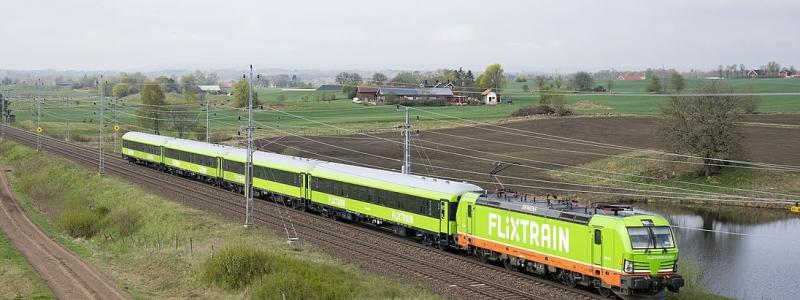 FlixTrain från Göteborg till Stockholm Flemingsberg. Den svenska Flixtrain-linjen Göteborg - Stockholm introducerades den 6 maj 2021. Tågen drivs av Hector Rails Vectrons och körs under Hector Rails licens och bemannas av Hector Rails personal. Vagnarna är tidigare tyska DB-vagnar som har moderniserats av Talbot Services i Aachen, Tyskland. Foto: Wikipedia Common Lic. Kredit: Richard Latten