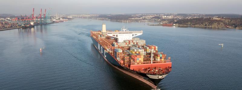 Hälften av Sveriges containerhandel går via Göteborgs Hamn och 30 procent av Sveriges totala export går via hamnen.