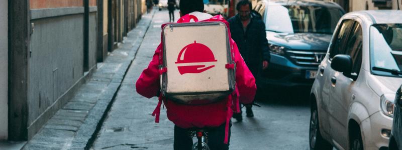 Foodora etablerades i Finland 2015 men efter avslutade omställningsförhandlingar står det nu klart att bolaget avvecklar verksamheten. Foto: Kai Pilger/Unsplash