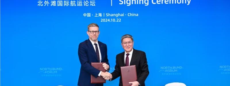 Göteborgs Hamns VD Göran Eriksson och Shanghais transportkommissions generaldirektör Yu Fulin vid signeringen på North Bound Forum i Shanghai den 22 oktober. Bild: North Bound Forum.