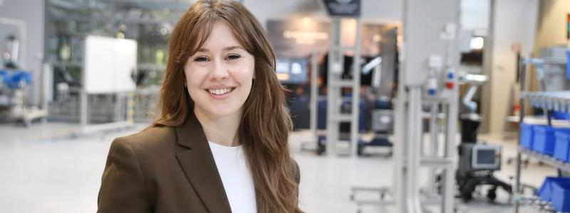 Estela Pérez Luque forskar på hur virtuella människor kan bete sig mer mänskligt. Foto: Högskolan i Skövde