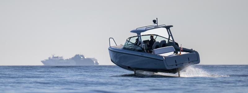 Candela C-8 Polestar Edition med Gibraltars klippor i bakgrunden. Foto: Candela