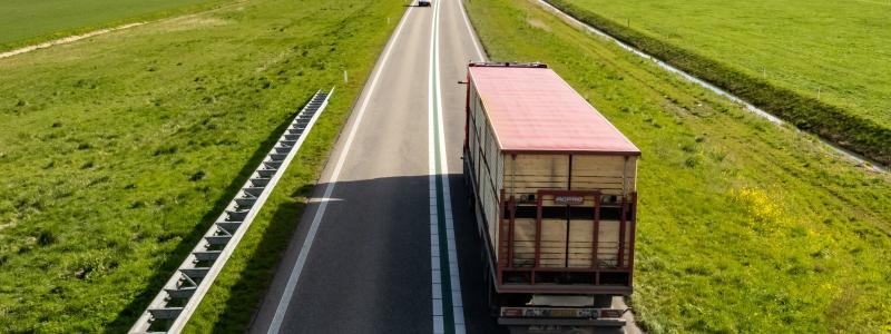 Avtalet ska bidra till en mer robust logistikkedja där civila transportföretag kan stödja militära transporter av personal och materiel. Foto: sven brandsma / unsplash