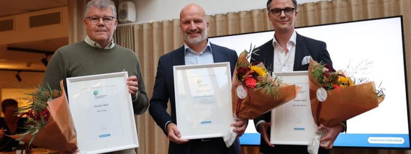 Fr vänster. Lards Reinholdtsson vd LBC Frakt, Erik Alfredsson vd, Alfredssons Transport samt Johan Porsman Anbuds- & hållbarhetsansvarig, Taxi Stockholm. Foto: Transportföretagen