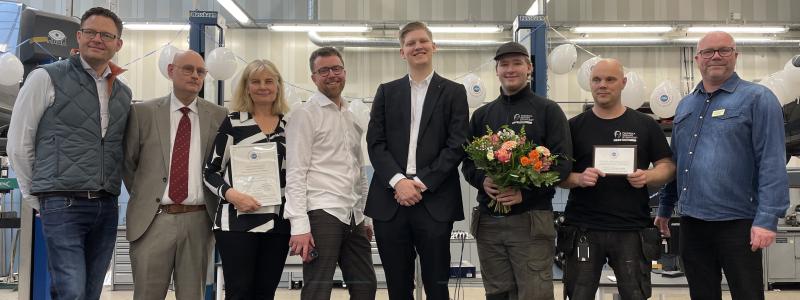 Från vänster till höger: Tomas Tärnfos (Motorbranschcollege), Stefan Sjöquist (Motorbranschcollege), Maria Barnes, biträdande rektor fordons- och transportprogrammet, Fredrika Bremergymnasiet, Morten Sjursen (Olofsson Bil), Adam Simonsson (ordförande i gymnasie- och arbetsmarknadsnämnden), Mattias Svensson (elev), Daniel Diglert (lärare), Jonas Hehrne (verksamhetsledare Motorbranschcollege). Foto: Haninge kommun