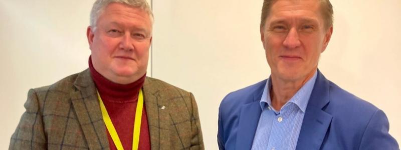 På bilden ses Gamla Uppsala Buss styrelseordförande Peter Book och nye VD Stefan von Below. FOTO: Peter
Andersson, Gamla Uppsala Buss.