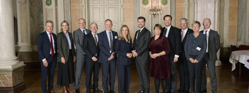 Deltagarna i mötet var (från vänster på bilden): Linus Eriksson, vd, Øresundsbro Konsortiet, Sofie Findling Andersen, underdirektör, Dansk Erhverv; Peter Lanng Nielsen, styrelseordförande DI Hovedstaden; Per Tryding, vice vd, Sydsvenska Industri- och Handelskammaren; Jan Juul Christensen, Managing Director, Greater Copenhagen; Jessica Rosencrantz, Sveriges EU-minister med ansvar för nordiska frågor; Morten Dahlin, Danmarks minister för nordiska frågor; Katrin Stjernfeldt Jammeh, vice ordförande, Greater Copenhagen samt kommunstyrelsens ordförande, Malmö; Carl Johan Sonesson, vice ordförande Greater Copenhagen och regionstyrelsens ordförande, Region Skåne; Hans Wallmark, Sveriges ambassadör till Danmark; Eva Egesborg Hansen, Danmarks ambassadör för Nordiskt Samarbete; Jens Kisling, Danmarks ambassadör till Sverige. Foto: Greater Copenhagen