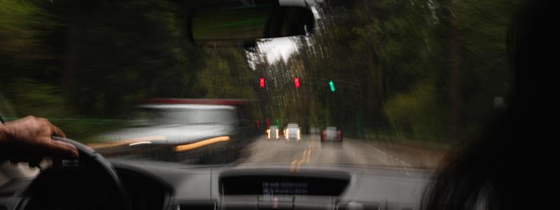 Smart eye och Greater Than genomför en datadriven undersökning för att analysera hur förarens beteenden, såsom ögonrörelser och reaktioner på distraktionsvarningar, påverkar sannolikheten att vara med i en olycka och bidrar till utvecklingen av avancerade säkerhetssystem i bilen. Foto: aedrian/unsplash