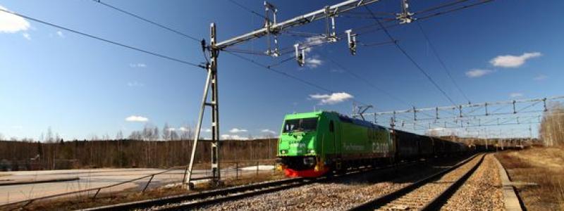 Green Cargos Re lok 1428 med svenskt industrigods i vagnarna. Green Cargo AB