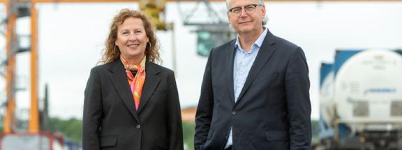 Jernhusens vd Biljana Pehrson och Green Cargos vd Henrik Dahlin på Årsta kombiterminal. Foto: Peter Lydèn Green Cargo AB/Jernhusen AB