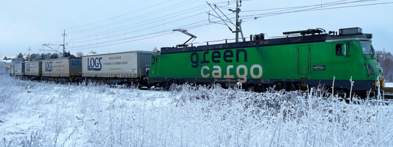Mb-lok 4006 drar lastbilstrailers den drygt 1000 km långa sträckan mellan Borlänge och Luleå. Foto: Maria Lindholm/Green Cargo.