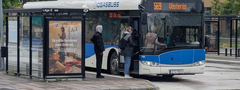 Buss från Västmanlands lokaltrafik vid Sala station. Foto: AleWi/Wikimedia Commons/https://commons.wikimedia.org/wiki/File:Buss,_V%C3%A4stmanlands_lokaltrafik,_Sala_station_-_20250607_-_06.jpg
