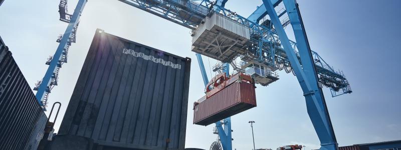 Efter den den 140 mil långa resan från Piteå rullar tågen direkt in på Göteborgs hamns containerterminal. Där kan lasten lyftas direkt på fartyg för vidare transport ut i världen. Bild: Göteborgs Hamn AB