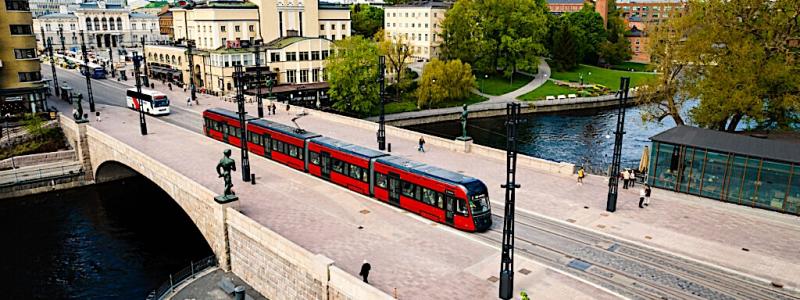 En illustration av en 47 meter lång spårvagn från Tammerfors spårväg på Hämebron. Bild: Škoda Group baserad på en bild från Tampereen Raitiotie Oy.