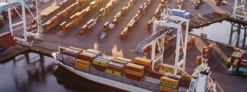Containerterminalen i Helsingborgs Hamn, där införandet av terminaloperativsystemet Navis N4 har ökat kapaciteten med 30 procent och minskat antalet omflyttningar av containrar med 50 procent. Foto: Helsingborgs hamn