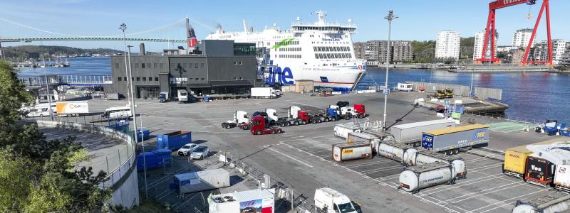 Vätgasgeneratorn (vit container med fyra fläktar på taket) förser Stena Scandinavica med el via en kabel under marken. Bild: Göteborgs Hamn.