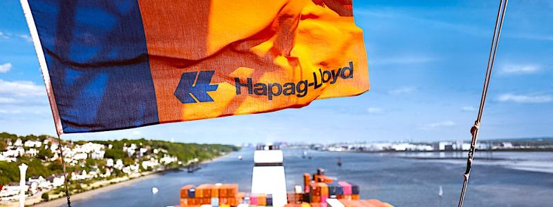 Med en frisk bris och Hapag-Lloyd-flaggan hissad lämnar "Al Nefud" (mer än 19 000 TEU) hamnen i Hamburg. Foto: Hapag-Lloyd