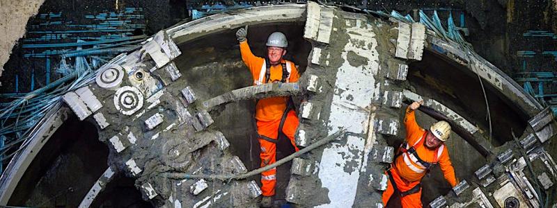 Färdigställandet av HS2-logistiktunneln banar väg för höghastighetslinjen till Euston: HS2-tunnelbyggare som bedriver borrmaskinen Atlas Road Logistics Tunnel TBM "Lydia" firar i bilden ett borrgenombrott vid orten Old Oak Common Box. Foto: HS2-projekt