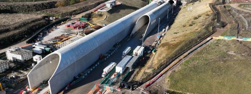 HS2 färdigställer unik tunneldesign för att minska ljudbangar. Byggteam som arbetar med HS2-projektet har färdigställt två specialutformade tunnelmynningar vid den södra änden av järnvägens längsta tunnel. Konstruktionen är framtagen för att eliminera risken för så kallade ”ljudbangar” som uppstår när höghastighetståg kör in i tunneln i hastigheter upp till 200 miles per hour (cirka 320 kilometer i timmen). Foto: HS2-projekt