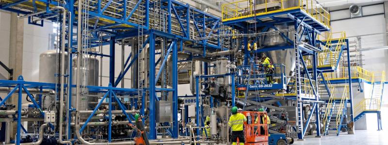 Hycamite håller just nu på att starta en industriell anläggning i Karleby som klyver metan till vätgas och fast kol. Med hjälp av anläggningen kan företaget visa att den egenutvecklade processen fungerar i industriell skala. Där kan man även tillverka provexemplar av kolprodukter till kunder.
Foto: Hycamite