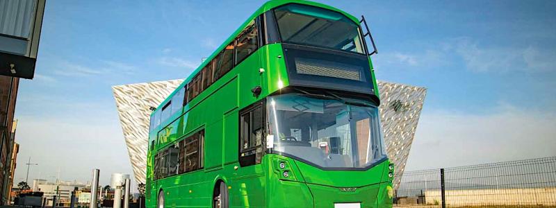 StreetDeck Hydroliner är en innovativ hydrobuss, en buss som använder vätgas som bränsle, vilket lovar en hållbar framtid och stämmer överens med visionen om en miljövänlig gemenskap. 
- Som världens första vätgas-dubbeldäckare har StreetDeck Hydroliner potential att omdana transportbranschen, anser tillverkaren Wrightbus. Foto: Wrightbus