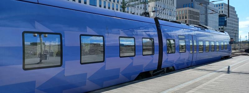 Vy över Pågatåg och nybyggda hus vid Skrivaregatan från Hyllie station, Hyllievång, Malmö. Foto: Jin Zan/Wikimedia
