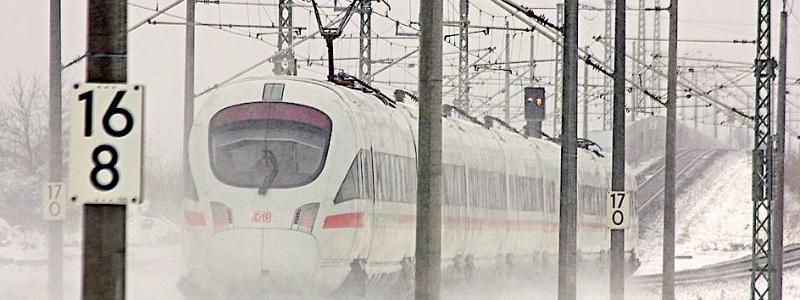 Tyskt ICE-tåg i snöstorm. Snö och is skapar stora utmaningar för tågtrafiken i norra Tyskland. Foto: DB AG / Claus Weber