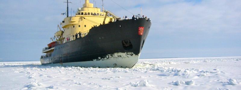 Finsk isbrytare. Precis som Sverige är även Finland starkt beroende av sjöfart, och störningar i hamnverksamheten kan snabbt få konsekvenser för industrins leveranser och tillgången på kritiska varor. Foto: Creative  Commons Lic, kredit: Stimmwolke