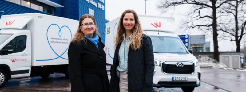 Christel Grip från Widriksson Logistik och Hanna B Broman från IKEA Sverige med de första elfordonen som sätts in för last mile-distribution i Stockholm. Foto: Widriksson Logistik