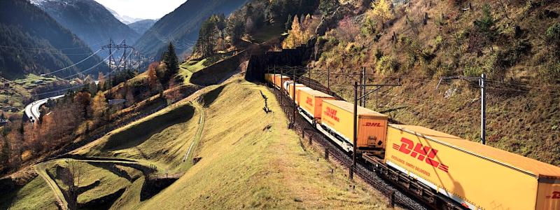 Paket på väg genom bergstrakter. Foto: DHL